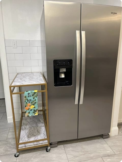 Double refrigerator freezer, ice maker/ water