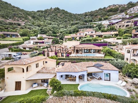 Facade of the Villa and residential context