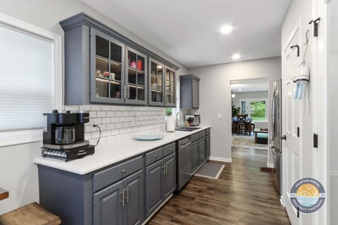 The fully equipped kitchen offers modern appliances and everything you need to prepare meals for up to 6 guests. Perfect for home-cooked dinners, quick breakfasts before exploring, or snacks after a full day in Lake Geneva.