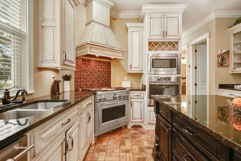 Chef's kitchen w/Commercial Stainless Appliances