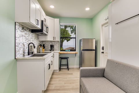 Comfortable studio unit with murphy bed and kitchenette with Bayfront waterfront views 