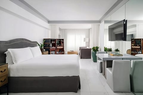 Unit with 1 King size bed. Exact unit will be assigned upon arrival. Views, colors and decor may vary.