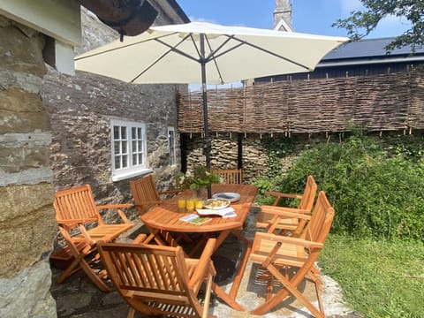 Lower Farm Cottage, Stalbridge Weston: The garden furniture with parasol for alfresco dining