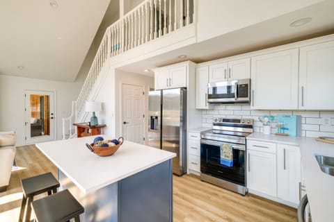 Kitchen | Cooking Basics | Coffee Maker | Paper Towels/Trash Bags Provided