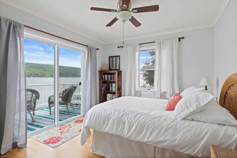 Imagine waking up in this cozy queen bedroom and with lake view in the morning. Entry level