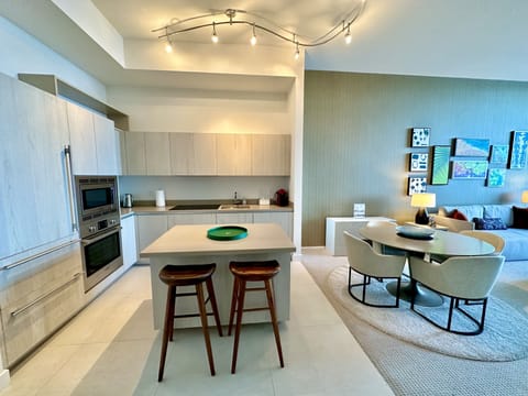 Fully operated kitchen with high-end Bosch and SubZero appliances, Dishwasher.