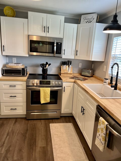 Oven/toaster oven/microwave