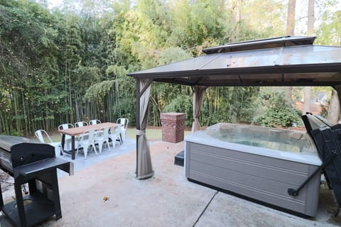 All in one Private Patio 
👉 Hot Tub 
👉 Outdoor Dining
👉 Grilling
