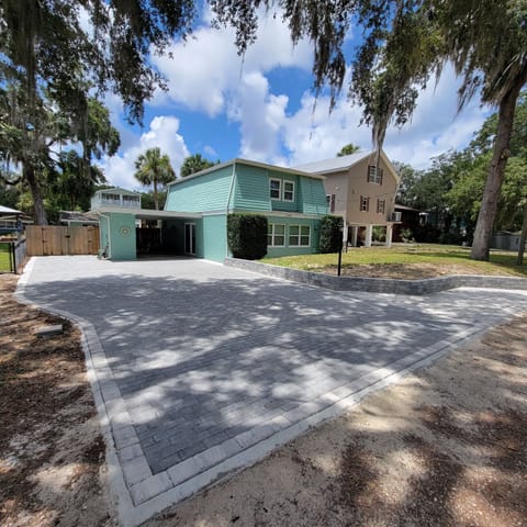 Mermaid Cove Cottage, plenty of parking on quiet dead end street 