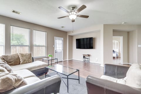 Houston Vacation Rental | 5BR | 2.5BA | 3,400 Sq Ft | Half Step Required
