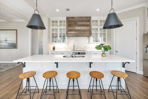 Chef's kitchen with island seating for 5 guests