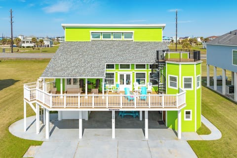 Beautiful Twist of Lime has plenty of room for 20 guests. 