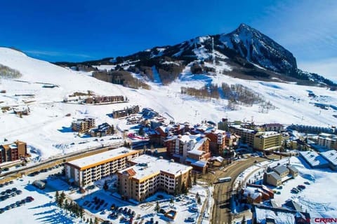 【Location】Grand Lodge sits at the base of Mt. Crested Butte — Red Lady Express lift is a 5-min walk.