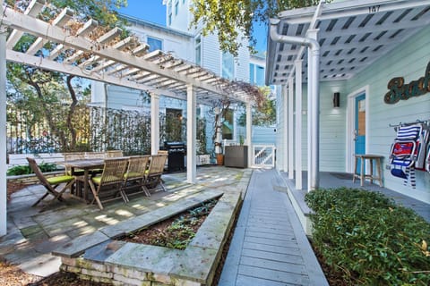 Courtyard between the main house and cottage house