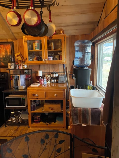 Electric lights, tv, mini fridge and wine rack, wood and electric on/off heater.