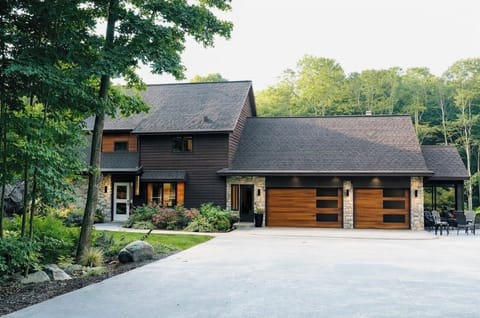 Luxury contemporary home walking distance to Road America!