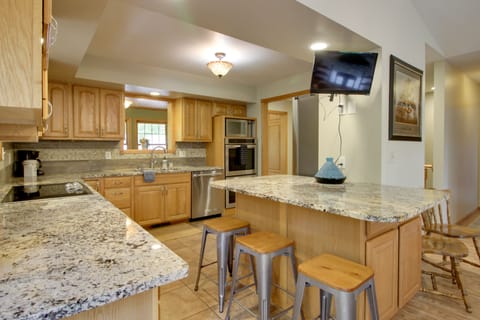 Kitchen | Cooking Basics | Blender | Paper Towels/Trash Bags Provided