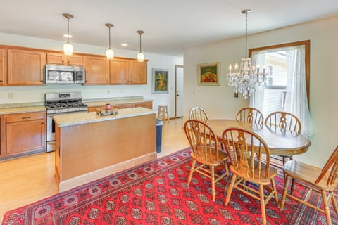 Dining Area | Dishes & Flatware Provided