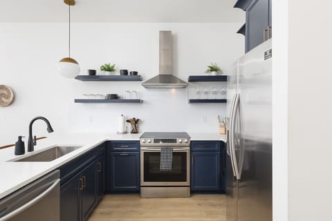 Fully-equipped kitchen with high-end appliances, suitable for any chef!