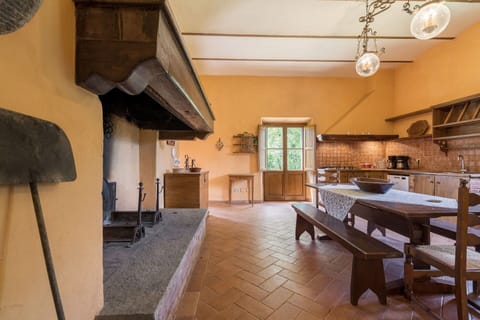 Amenities, Autumn, Dining Room, Kitchen, Room Detail, Spring, Summer