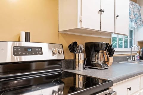 Fully equipped space for cooking.