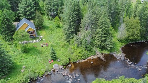 Le chalet est situé sur le bord de la rivière 