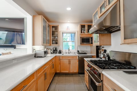 Cook a fantastic meal for your family or friends in the well appointed kitchen.