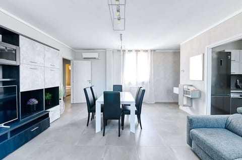 Zona Living con divano letto, mobile con Smart TV 55", tavolo da pranzo allungabile per 6 persone, climatizzatore Daikin