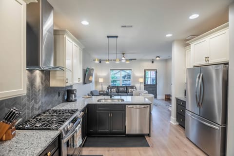 Create culinary masterpieces in this fully equipped kitchen