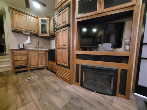 Full Kitchen/Fireplace/Entertainment Center