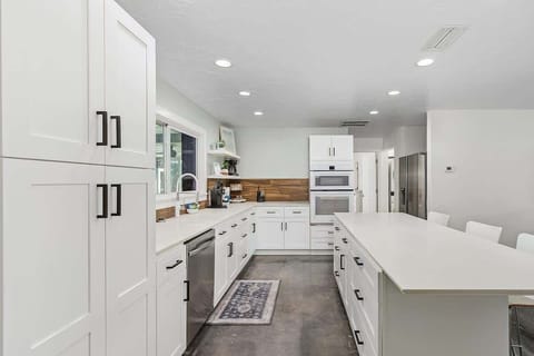 Full kitchen, who wouldn't love cooking here?