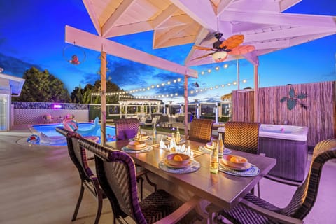 Dining and drinks poolside – now that’s a perfect vacation!
