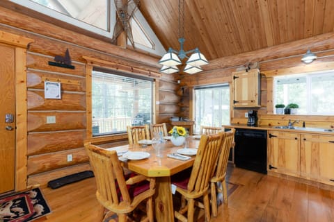 Fairlight Hollow has an enchanting cabin esthetic.