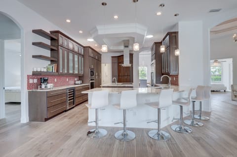 Palm Paradise kitchen with island seating for 6
