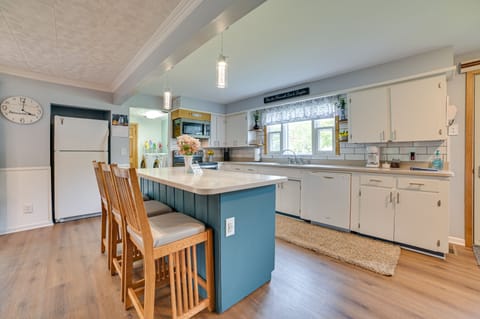 Kitchen | Coffee Maker | Dishwasher | Blender | Wine Glasses