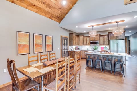 Dining Area | Dishware/Flatware Provided