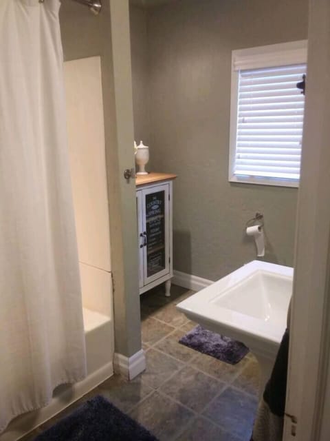 2nd Floor - Bathroom w/Shower Tub Combo
