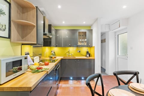 Bramblewood- Maidencombe Sleeps 6 with hot tub Kitchen