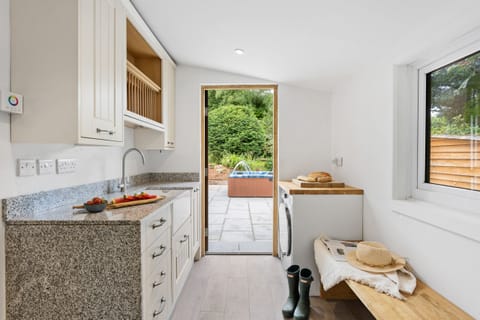 Bramblewood- Maidencombe Sleeps 6 with hot tub Utility Room