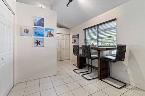 A dining bar with 4 chairs where you can enjoy a sit-down meal.