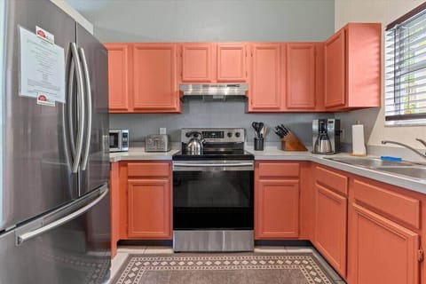 A fully-equipped kitchen that’s outfitted with everything you’d need to cook up homemade dishes.