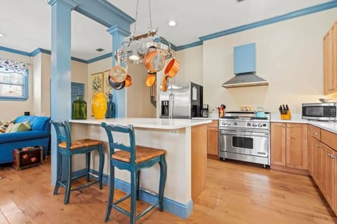 A kitchen island with 2 chairs to sit down while doing meal prep