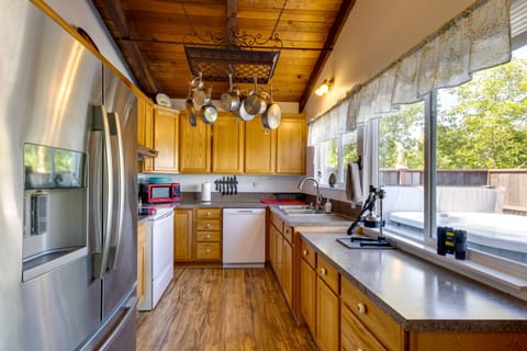 Kitchen | Cooking Basics | Coffee Maker | Paper Towels/Trash Bags Provided