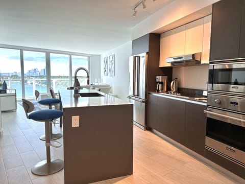 Gorgeous kitchen with high end Viking appliances