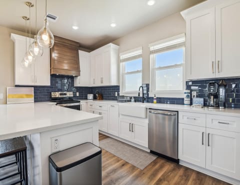 Kitchen - Countertop Seating For 4 - First Floor