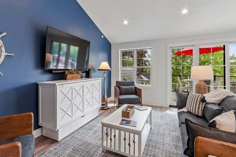 Living Room W/Queen Bed in a Box and wifi smart tv