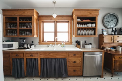 Fully equipped farm-style kitchen – dishwasher, stove, oven, large fridge