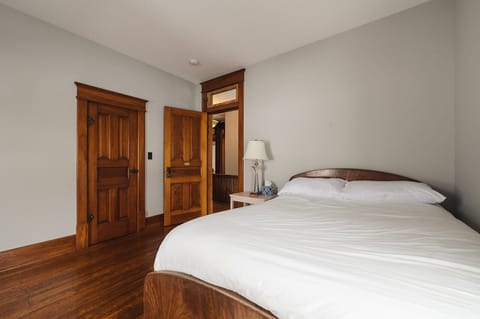 Bedroom 2 – Queen bed