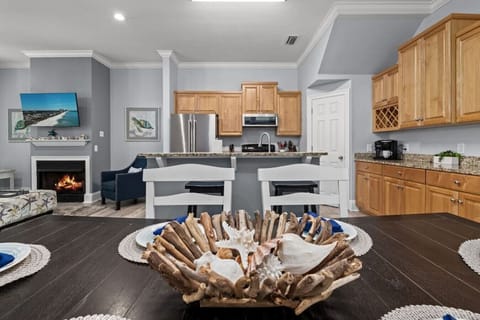 Dining area for 6 with a touch of the beach!