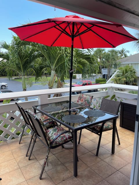 Enjoy breakfast with your family on the balcony!